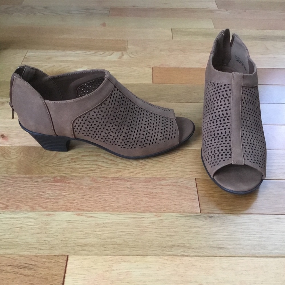 Women’s Easy Street Steff Bootie (7)